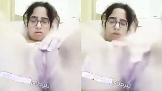 تلعب بكسها وطيزها فيها قلم