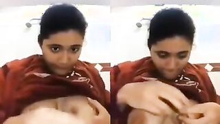 شرموطة ليبية تلحس حلماتها و تصور لحبيبها