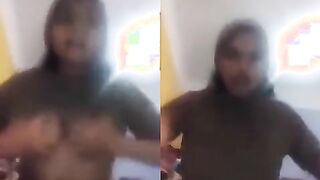 اسيوية بزازها كبيرة تتعري و تلعب امام الكاميرا