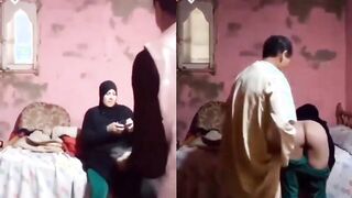 فلاحة محجبة هايجة بمجرد ما يدخل عليها الراجل تنام علي ضهرها و تفتح رجليها