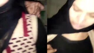 يلعب في كسها في الحمام عشان يهيجها