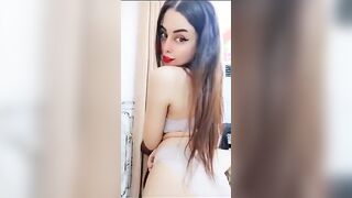 نودز مصريه قمر تلعب في كسها النضيف وتفشخو وتضرب علي بزازها بالبشبشب الجزء الثاني