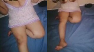 مقطعين رايقين لمرات الديوث جسم بلدى فاجر والعرص بيصورها لازبار الفحول وهيا بتتعرى وتلعب فى بزازها وكسها تهيجهم وتتشرمط