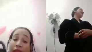 تقلع الروب و تعري بزازاها و تدعك فية و هي هيجانة نار
