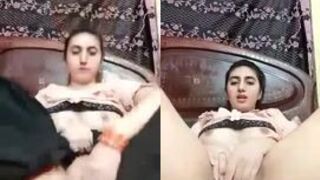 الجمال فى احلى معانيه بنوته زى العسل مدلعه حبيبها اللى بتتصورله على الاخر تقلع وتتعرى بشرمطه وتنيك كسها الفاجر بمزاج عالى