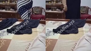 امي بتقلع هدومها كل يوم في غرفتي