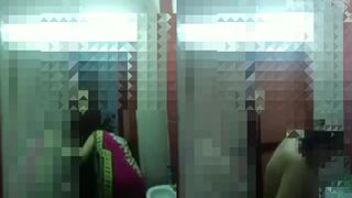 اتناشر دقيقه مقطع حقيقى لديوث مصرى منحرف يتجسس على زوجة ابية الميلف فى الحمام حاطط كاميرا بدون علمها