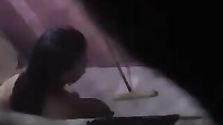 المقطع الكامل للتجسس على الميلف المصريه البوابه المصريه وهى بتستحمى فى شباك الحمام