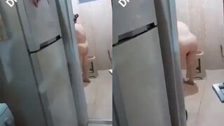 ديوث مصرى منحرف يتجسس على زوجة ابية ويصورها وهى بتستحمى