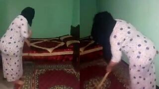 فلاحة مصرية عليها طيز بلدي مربرب مع شغل البيت في فيديو مثير من الروتين اليومي الساخن