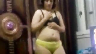 انا وزوجة خالي في غرفة نوم واحدة