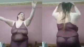 سمينة يمنية تتعلم الرقص لجوزها