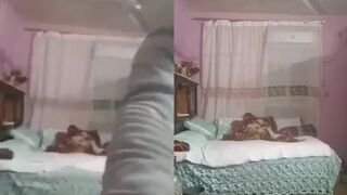 خمس دقايق نيك لمنحرف مصرى يصور شرموطه مصريه مربربه بالاجره كتل طياز تصوير مخفى وهو بينيك فيها على السرير