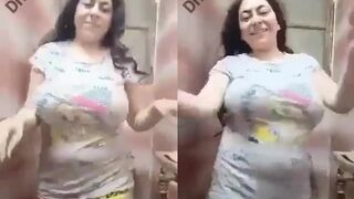 ميلف مصريه فرسه فاجره بجسم لبن قشطه من مصانع لبن بخيره تقلع وتمتع عشيقها بجسمها من الحمام