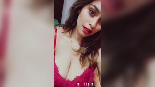 نتايه مصريه زي القمر وشها كلو شقاوه ولبونه بتعرض بزازها الخطيره بسخونه وشرمطه فاجره