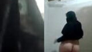 عباتي السوداء تخفي جسم سكسي وبزازي كبيرة