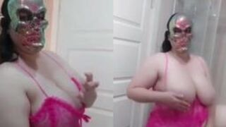 متناكه متداريه فى الماسك جسم مربرب وبزاز كومبو مسكاهم فشخاهم لعب ونيك وتمسك زبر صناعى تلاعب زنبورها وتشتغل فى كسها المعروم نياكه بعنف
