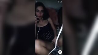 نودز بنت أموره أوي جسمها فاجر تتصور بقميص نوم وتشتغل لعب في كسها وتهيج​