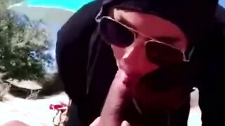 علي الشاطئ المسلمة المحجبة لم تقاوم زب الرجل المنحرف في العراء