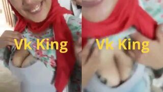 حرمه مصرية ولعانه وزميلها بيقفش بزازها