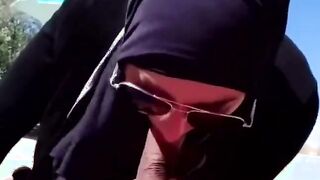 لم تستطع روئية قضيبي دون ابتلاعه علي الشاطئ