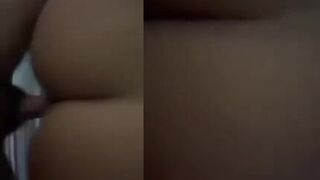 ممحونة وزبه عم يدخل بقوه في طيزي