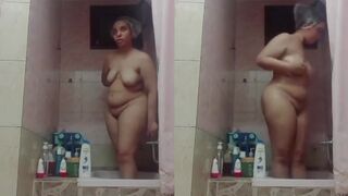 عايزة زنجي يركبها وهي بتستحمي