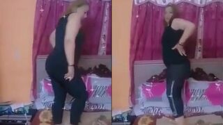 امرأة ناضجة ووحيدة في المنزل