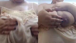 لديها طيز وبزاز عملاقة تحتاج إلى اشباع جنسي