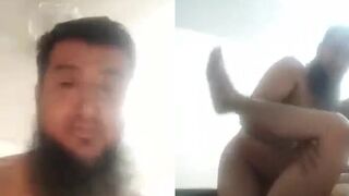 دقنه طويلة جدا جدا لكنه لديه زب اطول بكثير