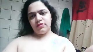 بزازها بيييضة جدا وكبييرة واي حدا يقدر ياخدهم لوحدة