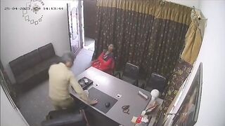 مدير المعمل يرقي السكرتيرة بعد ليلة ناار