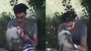 ملتهين بالمص والبوس وفي ناس عم تصورهم