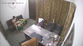 حقوم اطفي الضوء عشان ما تخجلي من زبي