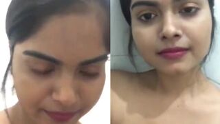 قاعدة بالحمام بلعب بكسي وبصور نفسي عشان حبيبي