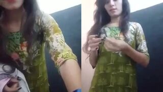 فتاة جميلة في غرفة تغير الملابس