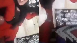 لابسة  عباية حمرة عشان ترضع لابوها عيره