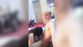 سمينة تعرف كيف تبلع الزب الضخم  وتوصله الى زورها
