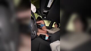 ينيك حبيبته الشرموكة في السيارة  وتركب على زبه الضخم