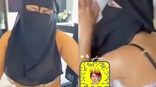 مخمرة سورية تحكي كلام شراميط وهي بتنتاك