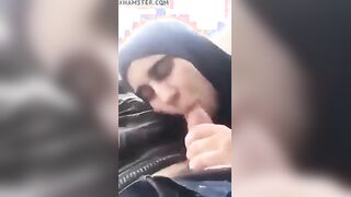 محجبة سورية تمص زب حبيبها بمكان عام