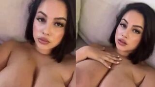 جميلة  سمراء امارتية  تلعب بحلمة بزها الكبييير