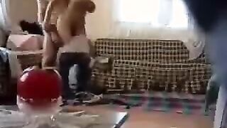 يستدرج البنات  الى بيت ويصورهم وهوي عم بينك اكساسهم